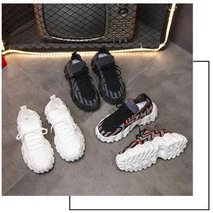 Detalle de tres colores de zapatillas tipo calcetín de punto grueso para mujer