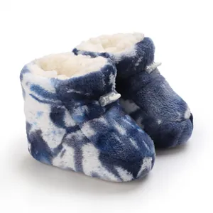 Détail de bottes d'hiver pour bébé en peluche tie-dye bleu avec doublure polaire