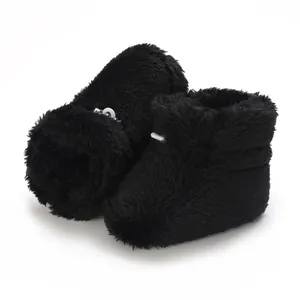Vue détaillée de la texture en peluche noire douce des bottines d'hiver pour bébé