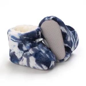 Vue détaillée de la semelle souple antidérapante et de la doublure en peluche du botte