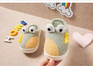 Chaussons chauds pour enfants avec texture tricotée et doublure douce.
