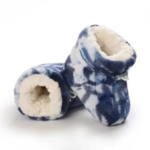 Vue détaillée de bottines bébé tie-dye bleu avec doublure polaire et arrêt de cordon