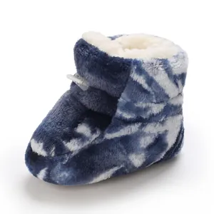 Vue détaillée des bottines bébé hiver en peluche tie-dye bleu et doublure chaude blanche.