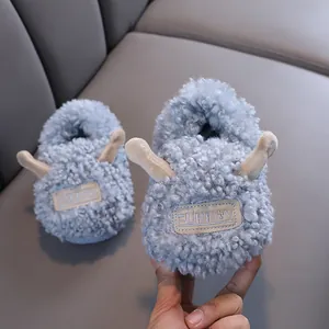 Comode ciabatte invernali per bambini a forma di agnello blu in morbido pile caldo