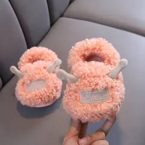 Pantofole pelose rosa per bambini con corna decorative ed etichetta FUNNY, inverno