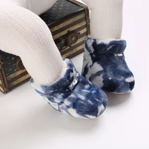 Vue détaillée de bottes d'hiver pour bébé avec peluche tie-dye bleue et semelle