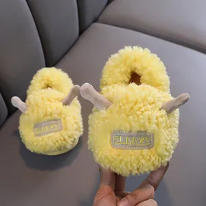 Pantofole gialle in peluche a forma di pecora per bambini, calde e antiscivolo