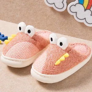 Chaussons roses en peluche pour enfants avec doublure chaude et semelles antidérapantes.