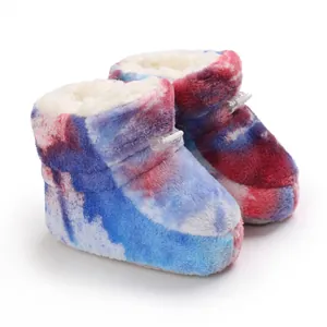 Détail de bottines d'hiver pour bébé en peluche tie-dye à semelle souple