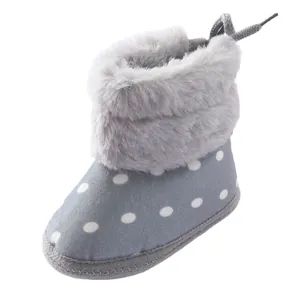 Botas de nieve acogedoras con lunares grises, suela blanda y pelo sintético