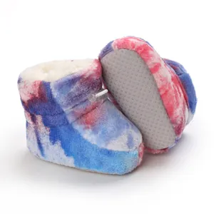 Détail de bottes d'hiver chaudes pour bébé avec peluche tie-dye et semelle souple antidérapante