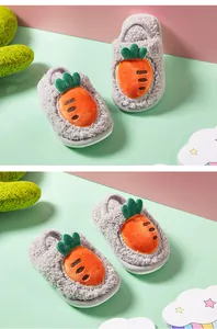 Pantoufles en peluche grise pour enfants avec motif carotte et bride arrière élastique