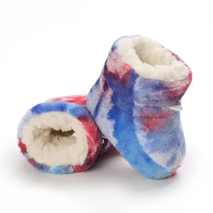 Vue détaillée de bottes d'hiver bébé tie-dye avec doublure polaire et semelle souple