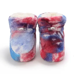 Vue détaillée de bottes en peluche pour bébé avec motif tie-dye et doublure polaire chaude