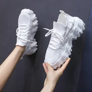 Zapatillas de calcetín blancas gruesas para mujer con parte superior de tejido fly-knit