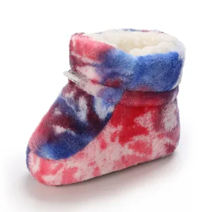 Vue détaillée d'une botte d'hiver en peluche tie-dye pour bébé avec doublure polaire