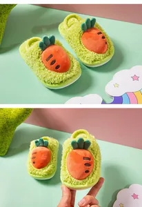 Gros plan de chaussons en peluche verte pour enfants avec motif carotte et bride