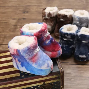 Gros plan sur des chaussons bébé tie-dye avec doublure en peluche