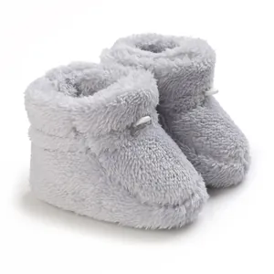 Vue détaillée de bottes d'hiver en peluche grise pour bébé, chaudes et confortables