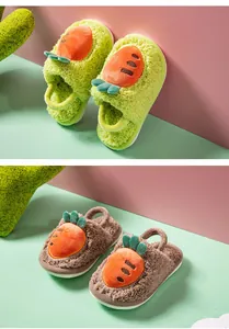 Vue détaillée de chaussons en peluche carotte pour enfants en vert et marron