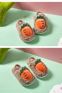 Détail de chaussons en peluche pour enfants avec un joli design de carotte hiver