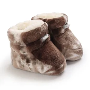 Gros plan de bottes d'hiver douces pour bébé avec semelles souples pour garçons et filles