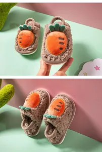 Gros plan de chaussons en peluche marron pour enfants avec carotte 3D et bride arrière