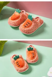 Vue détaillée de chaussons en peluche roses pour enfants avec un motif de carotte en 3D.