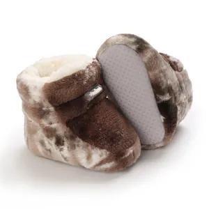 Vue détaillée des bottes d'hiver pour bébé avec motif camouflage et semelle antidérapante