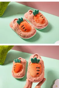 Gros plan de chaussons en peluche carotte mignons pour enfants avec bride arrière