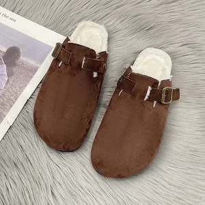 Modische Damen-Clogs aus braunem Wildleder mit warmem Plüschfutter und verstellbarer Schnalle