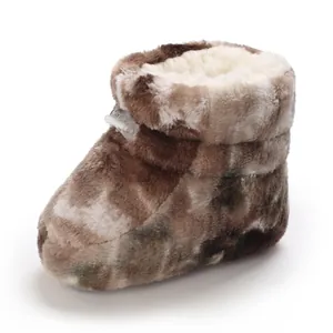 Gros plan sur des bottes d'hiver chaudes pour bébé de 0 à 1 an avec fausse fourrure et polaire.