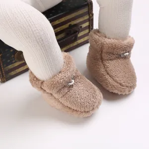 Détail de bottines d'hiver en peluche pour bébé avec polaire douce et cordon de serrage.