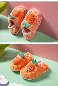 Gros plan sur le tissu pelucheux et le motif carotte des chaussons pour enfants
