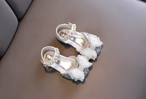 Vue détaillée de chaussures de princesse argentées pailletées pour filles avec nœud en perles