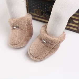 Gros plan sur des bottes d'hiver en peluche pour nouveau-nés avec détails chauds