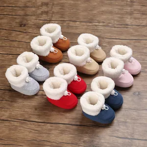 Collection détaillée de chaussons pour bébés chauds doublés polaire sur fond bois