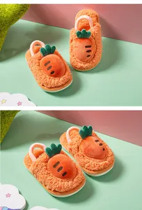 Détail macro de chaussons carotte en peluche orange pour enfants avec semelle épaisse
