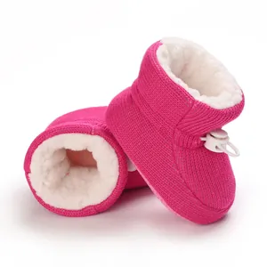 Dettaglio degli stivaletti da neve rosa per neonati con morbida fodera in pelliccia sintetica