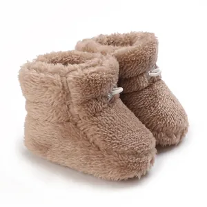 Vue détaillée de bottines marron pour bébé en polaire douce et pelucheuse