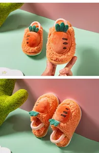 Vue détaillée des chaussons carottes en peluche pour enfants avec bride élastique