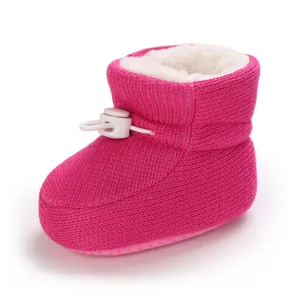 Dettaglio dello stivale da neve rosa per neonati con calda fodera in pile bianco e coulisse