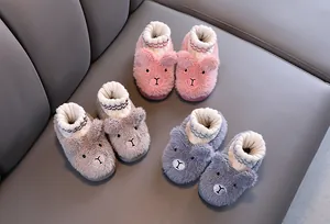 Gemütliche Plüsch-Hausschuhe für Kinder in Pink, Grau und Braun für den Winter.