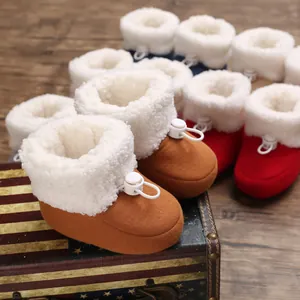 Vue détaillée de chaussons d'hiver pour bébés avec doublure en peluche et cordons de serrage.