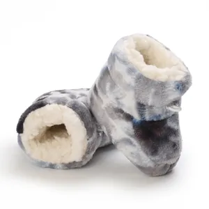 Bottes d'hiver pour bébé avec doublure en fausse fourrure douce et motif camouflage.
