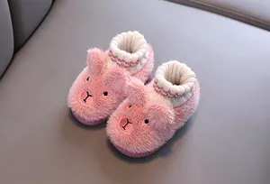 Detailansicht der rosa Plüsch-Hasenhausschuhe für Kleinkinder mit warmem Strickkragen