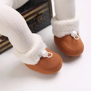 Gros plan de chaussures d'hiver pour bébé avec doublure en sherpa et cordon de serrage
