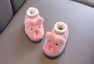 Nahaufnahme von rosa Plüsch-Hasenhausschuhen für Kinder mit niedlichen Stickereien