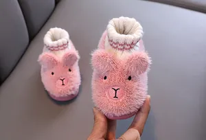 Detailansicht rosa Plüsch-Hasenschuhe für Kinder mit warmem, gestricktem Sockenkragen