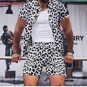 Λεπτομερής προβολή ανδρικού σετ με πουκάμισο και σορτς με ασπρόμαυρο λεοπάρ τύπωμα